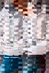 26 Cm Ahşap Kulplu Country Tarzı Beyaz Kenarlı Beyaz Küçük Boy Metal Tepsi için detaylı bilgi göster 26 Cm Ahşap Kulplu Country Tarzı Beyaz Kenarlı Beyaz Küçük Boy Metal Tepsi resmi